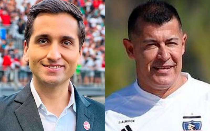 Primer plano a los rostros sonrientes de Daniel Arrieta y Jorge Almirón, periodista deportivo chileno y actual DT de Colo-Colo de cara a la temporada 2024, respectivamente.