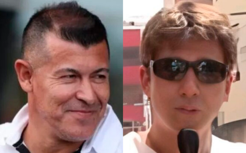 Primer plano al rostro sonriente de Jorge Almirón, técnico de Colo-Colo durante la temporada 2024, mientras que a mano derecha aparece el polémico astrólogo Giorgio Armas con lentes de sol y hablando con un micrófono.