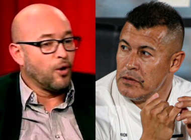 Primer plano al rostro de Pablo Flamm y Jorge Almirón, periodista deportivo y actual entrenador de Colo-Colo durante la temporada 2024, respectivamente.