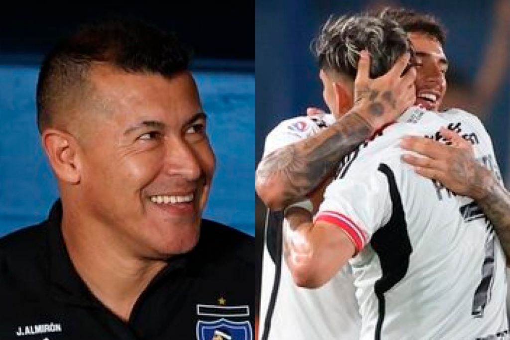 Primer plano al rostro sonriente del entrenador Jorge Almirón, mientras que a mano derecha aparecen dos futbolistas de Colo-Colo abrazados celebrando un gol durante la temporada 2024.