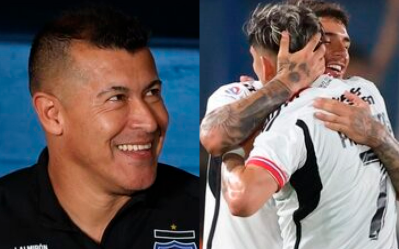 Primer plano al rostro sonriente del entrenador Jorge Almirón, mientras que a mano derecha aparecen dos futbolistas de Colo-Colo abrazados celebrando un gol durante la temporada 2024.