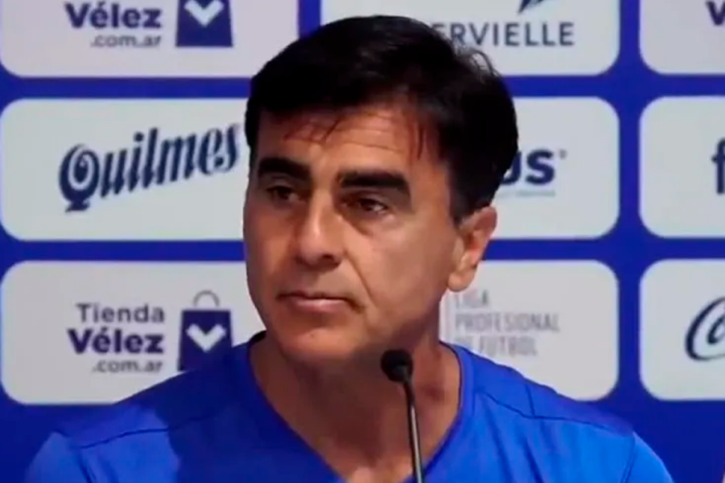 Gustavo Quinteros durante su presentación como entrenador de Vélez Sarsfield