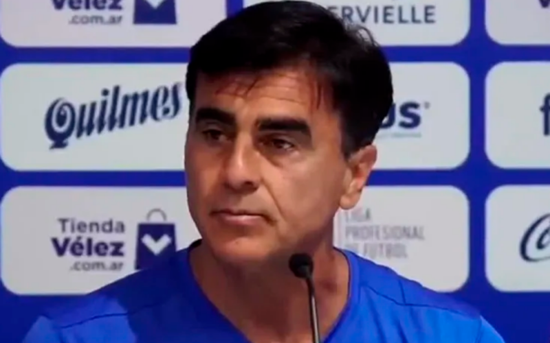 Gustavo Quinteros durante su presentación como entrenador de Vélez Sarsfield