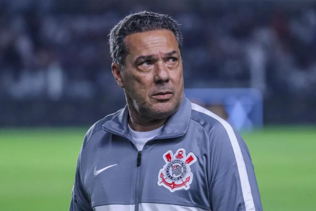 Primer plano a Vanderlei Luxemburgo mirando con cara de preocupación con indumentaria de Corinthians.