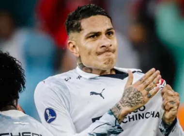 Paolo Guerrero golpeándose el pecho tras anotar y celebra un gol con la camiseta de Liga Universitaria de Quito durante la temporada 2023.