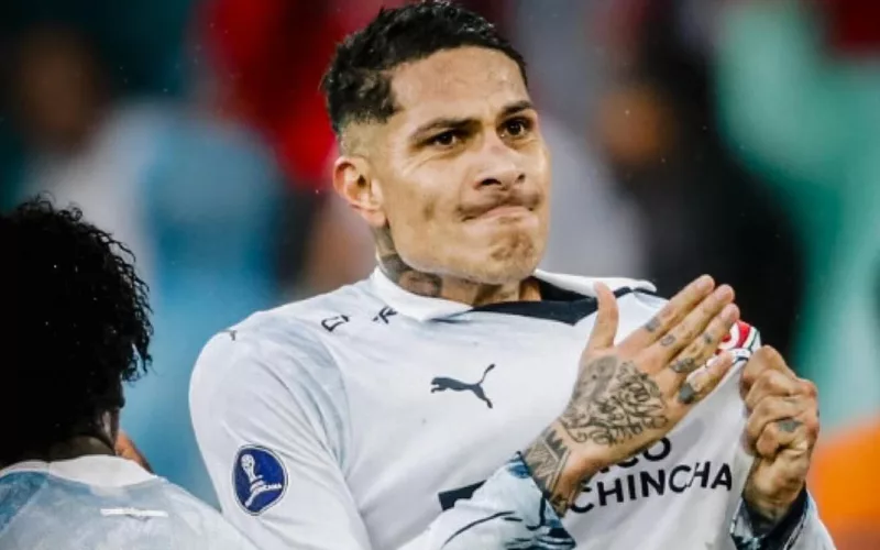 Paolo Guerrero golpeándose el pecho tras anotar y celebra un gol con la camiseta de Liga Universitaria de Quito durante la temporada 2023.