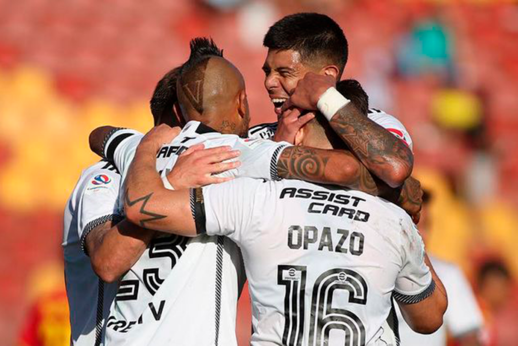 Futbolistas de Colo-Colo celebrando un gol durante la temporada 2024 en el inicio del Campeonato Nacional.