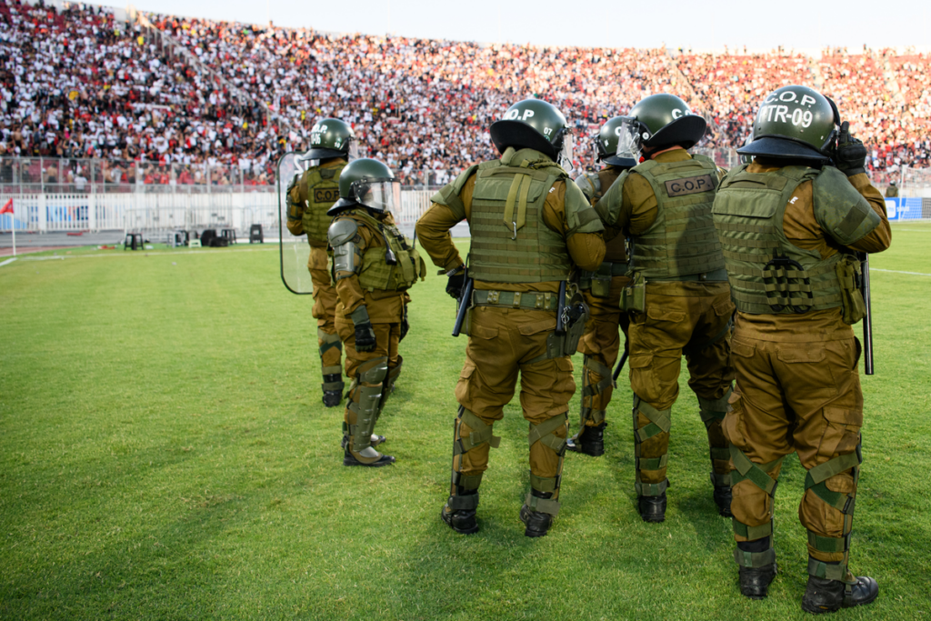Carabineros de Chile en plena cancha del Estadio Nacional tras serios incidentes protagonizados por hinchas de Colo-Colo en la Supercopa 2024.