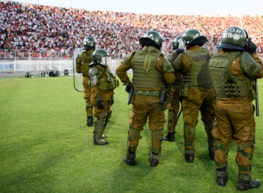 Carabineros de Chile en plena cancha del Estadio Nacional tras serios incidentes protagonizados por hinchas de Colo-Colo en la Supercopa 2024.