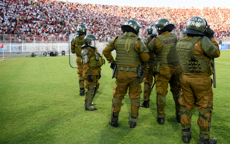 Carabineros de Chile en plena cancha del Estadio Nacional tras serios incidentes protagonizados por hinchas de Colo-Colo en la Supercopa 2024.