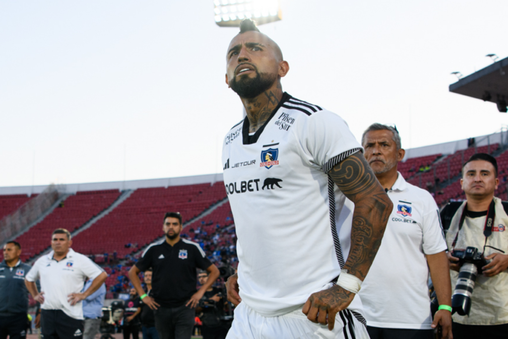 Arturo Vidal con cara desafiante mira el sector norte del Estadio Nacional en plena Supercopa 2024 con la camiseta de Colo-Colo.