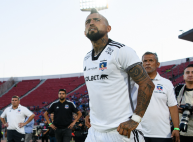 Arturo Vidal con cara desafiante mira el sector norte del Estadio Nacional en plena Supercopa 2024 con la camiseta de Colo-Colo.