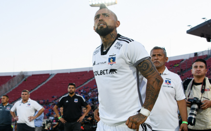 Arturo Vidal con cara desafiante mira el sector norte del Estadio Nacional en plena Supercopa 2024 con la camiseta de Colo-Colo.