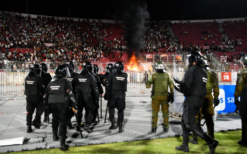 Efectivos de seguridad y Carabineros de Chile se dirigen al sector norte del Estadio Nacional tras altercaos de los hinchas de Colo-Colo, quienes incendian butacas en el recinto deportivo de Ñuñoa.