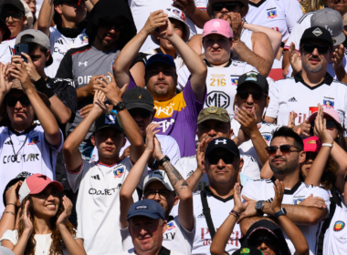 Hinchas de Colo-Colo aplauden y saludan a las cámaras durante la temporada 2024.