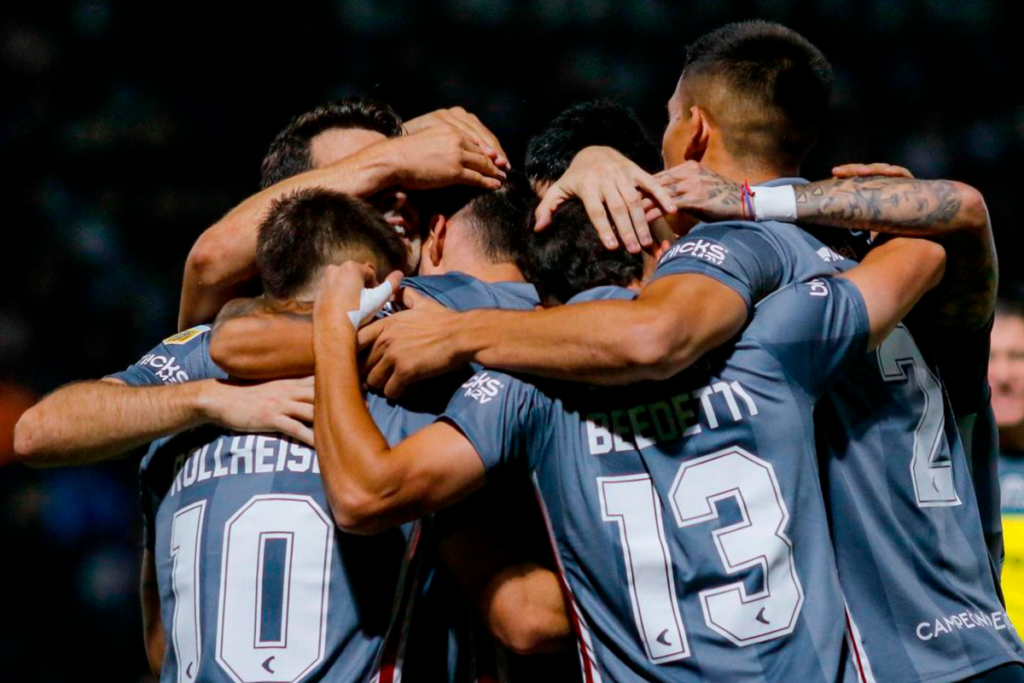 Futbolistas de Estudiantes la Plata celebrando un gol durante la temporada 2024.