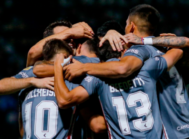 Futbolistas de Estudiantes la Plata celebrando un gol durante la temporada 2024.