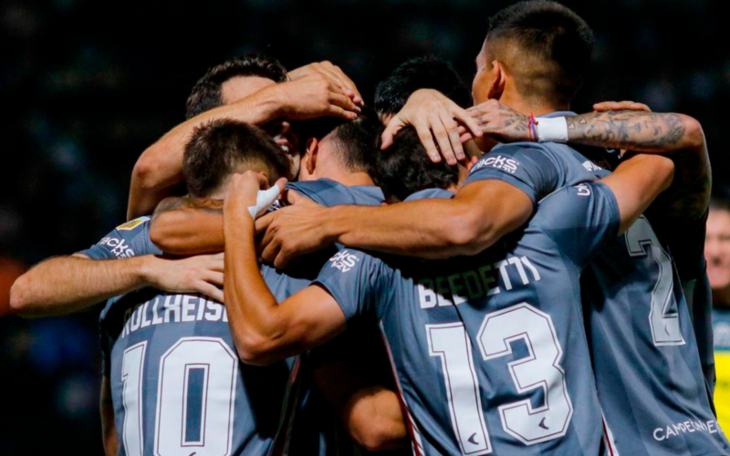 Futbolistas de Estudiantes la Plata celebrando un gol durante la temporada 2024.