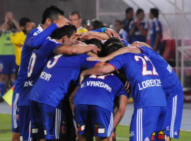 Futbolistas de Universidad de Chile se abrazan durante un compromiso de la temporada 2011.