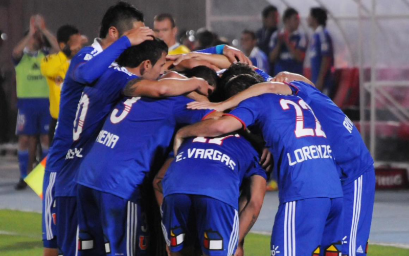 Futbolistas de Universidad de Chile se abrazan durante un compromiso de la temporada 2011.