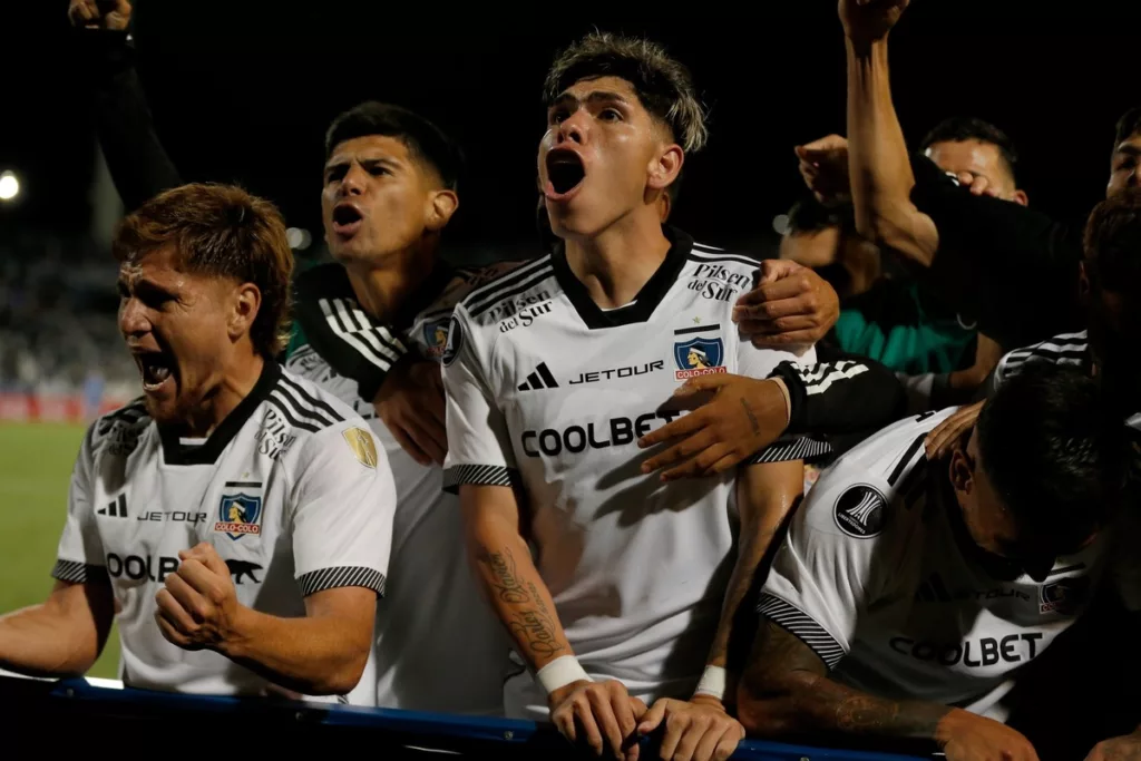 Futbolistas de Colo-Colo celebran el histórico triunfo ante Godoy Cruz en Mendoza por la fase 2 de Copa Libertadores 2024.