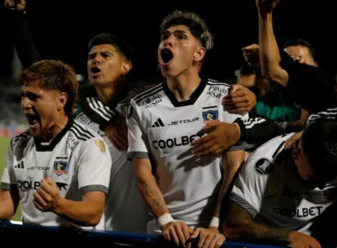 Futbolistas de Colo-Colo celebran el histórico triunfo ante Godoy Cruz en Mendoza por la fase 2 de Copa Libertadores 2024.