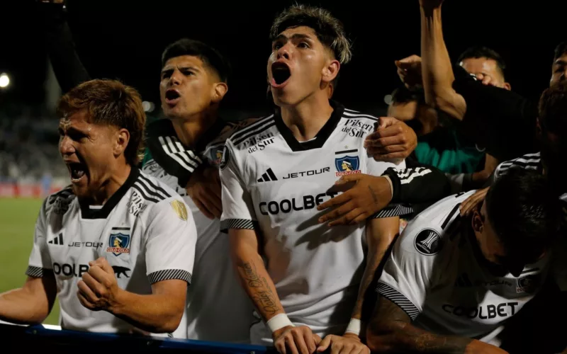 Futbolistas de Colo-Colo celebran el histórico triunfo ante Godoy Cruz en Mendoza por la fase 2 de Copa Libertadores 2024.