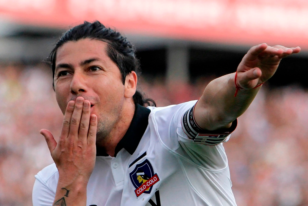 Jaime Valdés celebrando un gol con la camiseta de Colo-Colo.