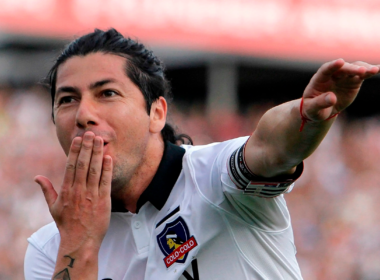 Jaime Valdés celebrando un gol con la camiseta de Colo-Colo.