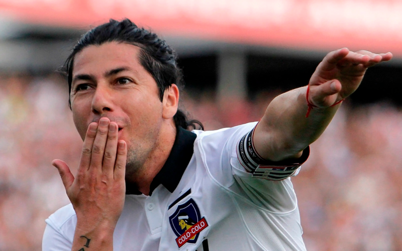 Jaime Valdés celebrando un gol con la camiseta de Colo-Colo.