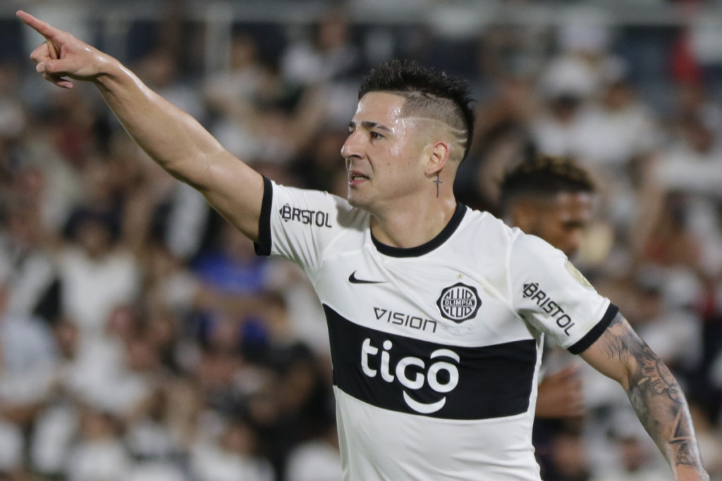 Guillermo Paiva celebrando un gol con la camiseta de Olimpia de Paraguay.