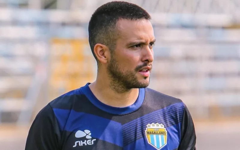 Cristóbal Jorquera con la mirada fija puesta en un objetivo y con cara de seriedad con la camiseta de entrenamiento de Magallanes durante la temporada 2023.