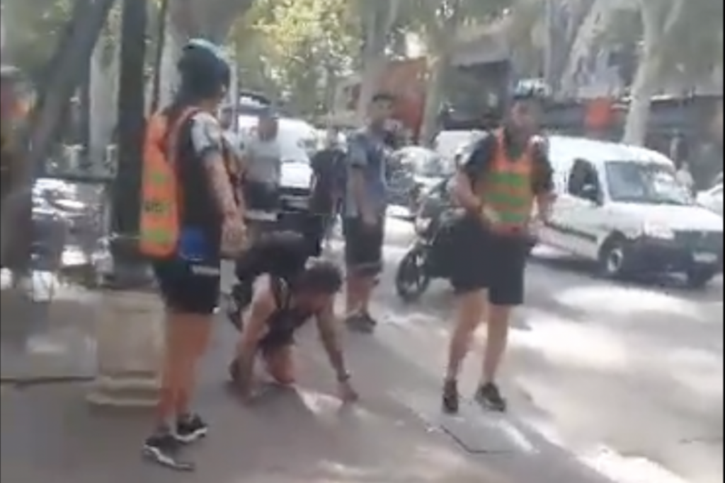 Pantallazo video golpiza a hinchas de Colo-Colo.