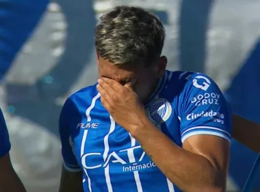 Jugador de Godoy Cruz tomándose la cara