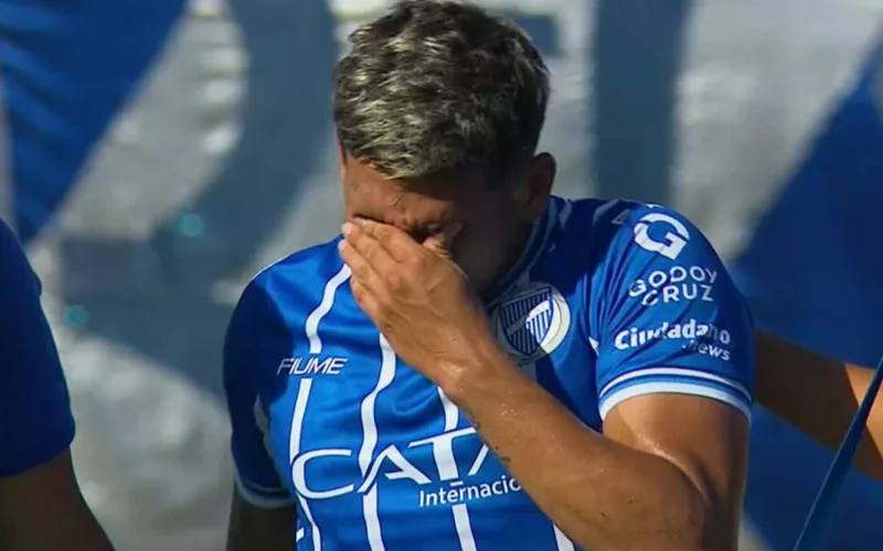 Jugador de Godoy Cruz tomándose la cara