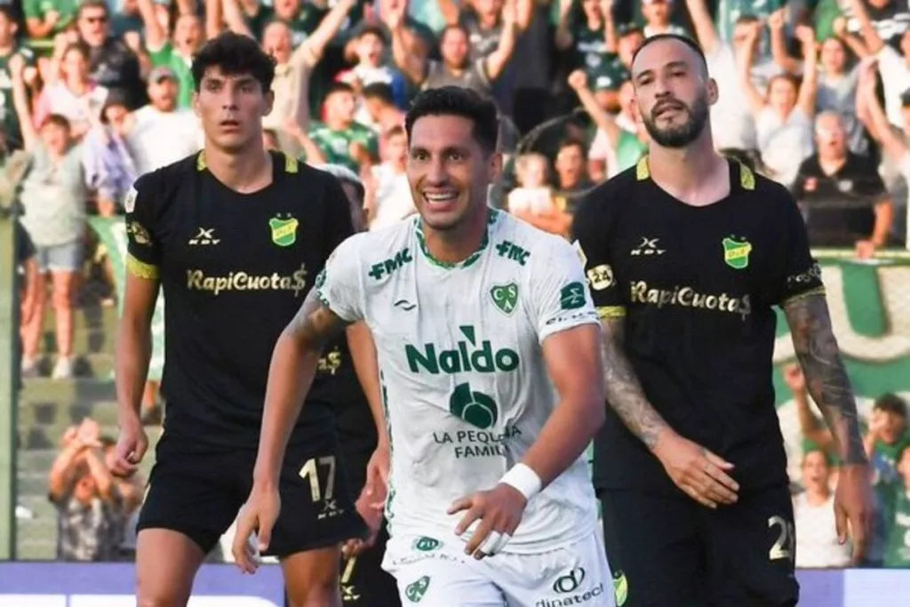 Juan Manuel Insaurralde celebrando un gol por Sarmiento de Junín.