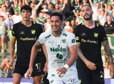 Juan Manuel Insaurralde celebrando un gol por Sarmiento de Junín.