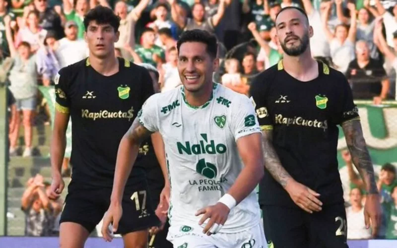 Juan Manuel Insaurralde celebrando un gol por Sarmiento de Junín.