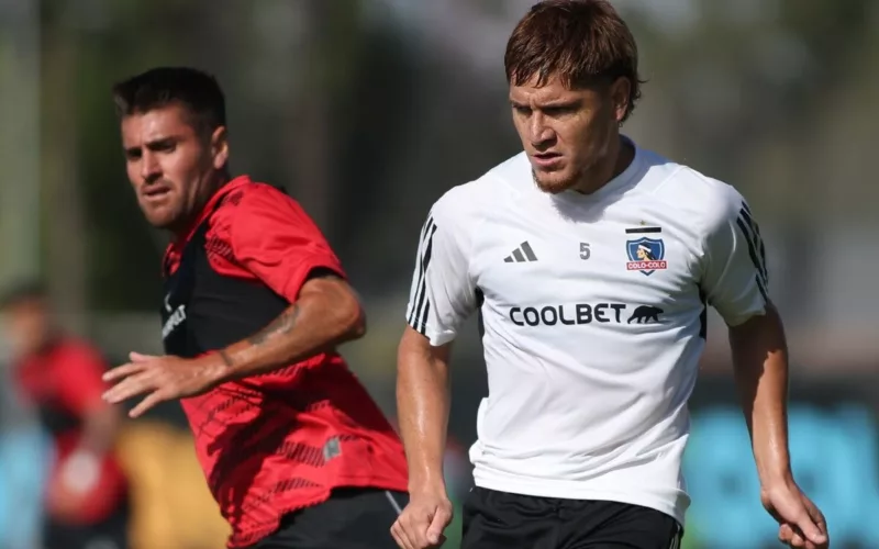 Leonardo Gil disputando un partido amistoso por Colo-Colo frente a Santiago Morning.