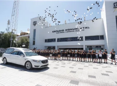 Carroza que traslada el féretro de Jorge Toro estacionada en el Estadio Monumental mientras recibe homenaje de Colo-Colo.