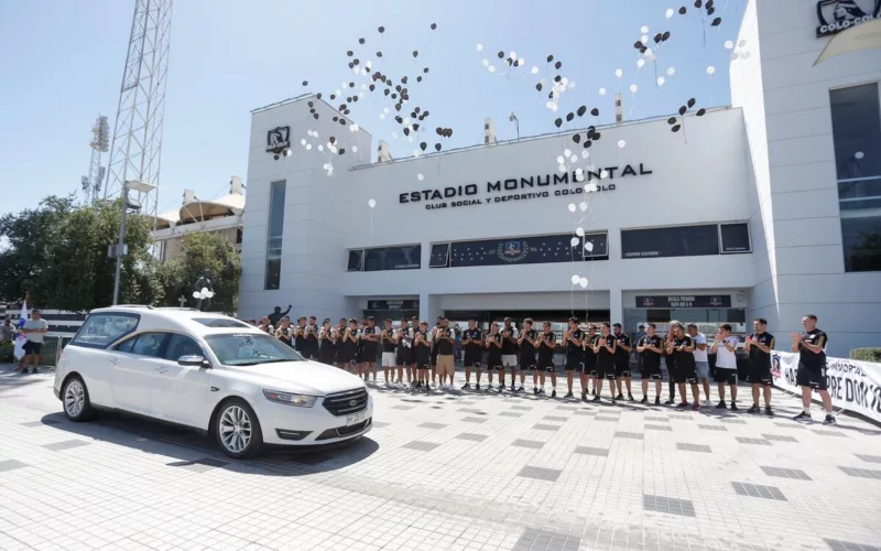 Carroza que traslada el féretro de Jorge Toro estacionada en el Estadio Monumental mientras recibe homenaje de Colo-Colo.