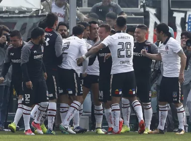 Jugadores de Colo-Colo celebrando un gol.