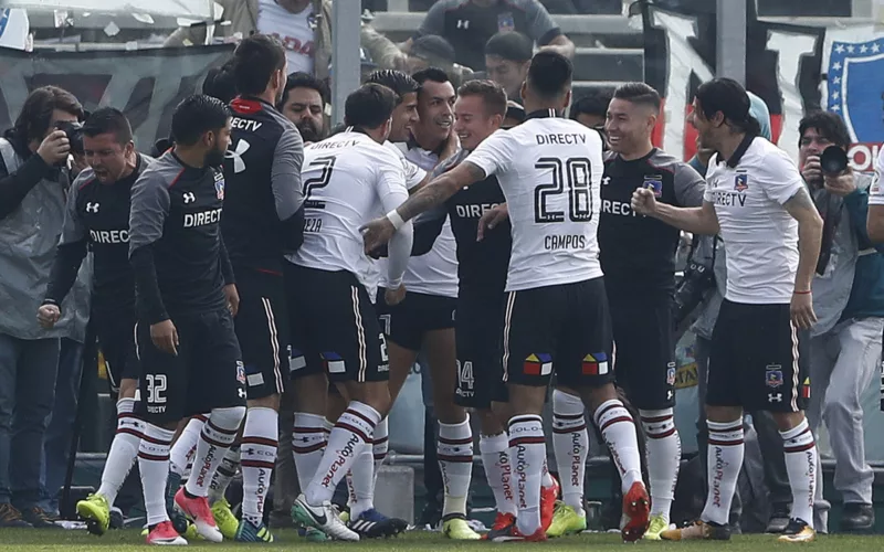 Jugadores de Colo-Colo celebrando un gol.