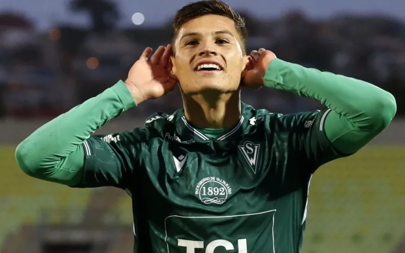 Lucas Cepeda celebrando un gol por Santiago Wanderers.