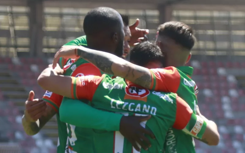 Jugadores de Cobresal abrazándose.