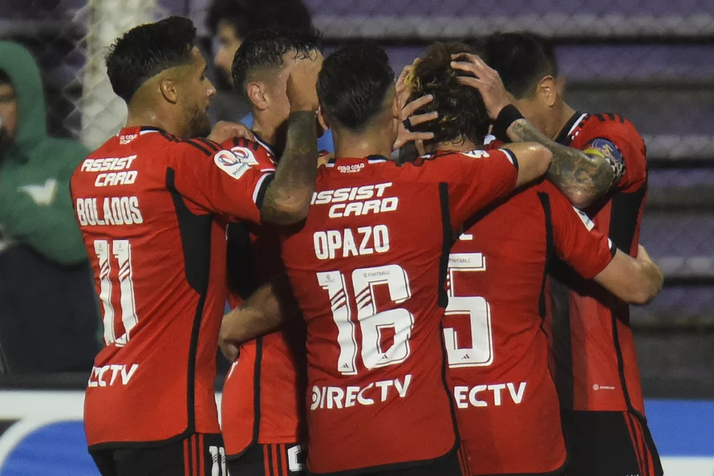 Jugadores de Colo-Colo celebrando un gol.