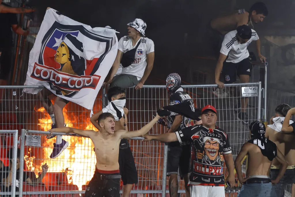 Hinchas de Colo-Colo durante incidentes en la Supercopa de Chile 2024.