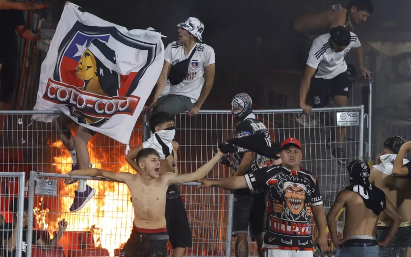 Hinchas de Colo-Colo durante incidentes en la Supercopa de Chile 2024.