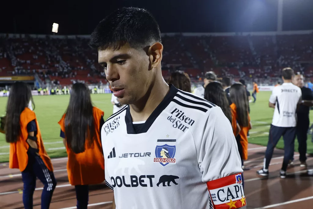 Esteban Pavez con la mirada cabizbaja tras la suspensión de la Supercopa 2024 que iba ganando Colo-Colo 2-0 ante Huachipato.