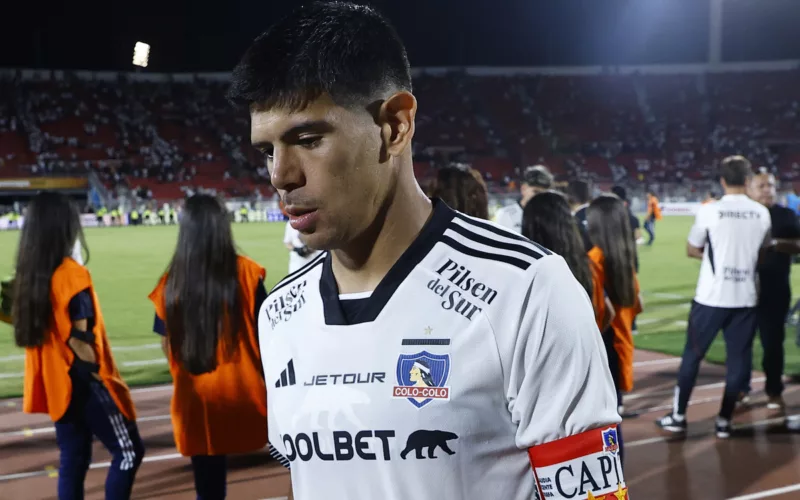 Esteban Pavez con la mirada cabizbaja tras la suspensión de la Supercopa 2024 que iba ganando Colo-Colo 2-0 ante Huachipato.